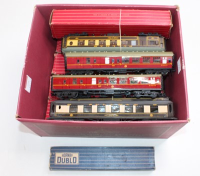 Lot 536 - Fourteen Hornby Dublo coaches: All three...