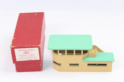 Lot 537 - 5080 Hornby Dublo signal cabin with green roof...