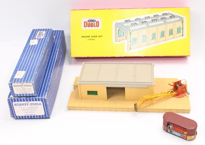 Lot 547 - Three Hornby Dublo items: 5005 2-road Engine...