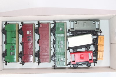 Lot 548 - Hornby Dublo Super Detail wagons unboxed:...