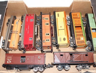 Lot 295 - Large tray containing eight Lionel bogie goods...
