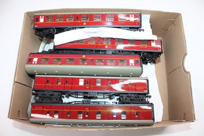 Lot 672 - Fifteen Hornby Dublo Super Detail maroon...