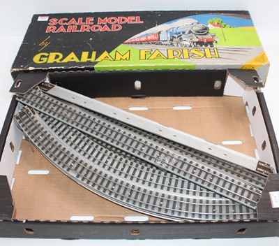 Lot 674 - Graham Farish 00 gauge train set containing...