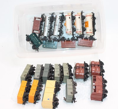 Lot 681 - Twenty one Hornby Dublo Super Detail unboxed...