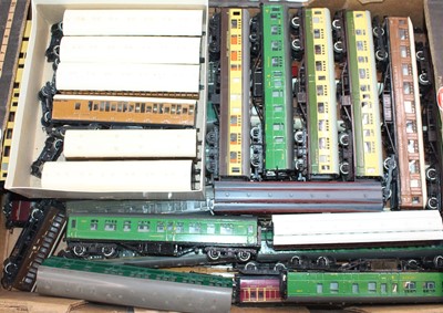 Lot 708 - Large tray containing approx. 42 bogie coaches,...