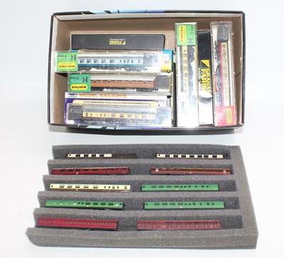 Lot 665 - Seventeen boxed N gauge bogie coaches, various...