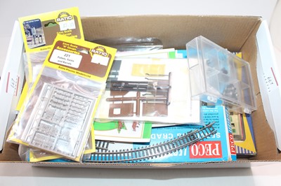 Lot 667 - Shoebox containing a variety of N gauge items:...