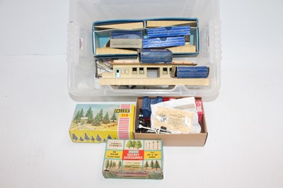 Lot 669 - Plastic tray containing various Hornby Dublo...