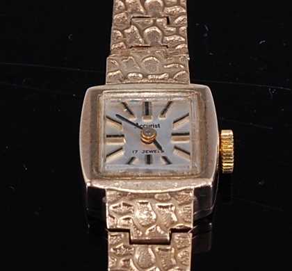 Lot 306 - A 9ct yellow gold lady's manual wind Accurist...
