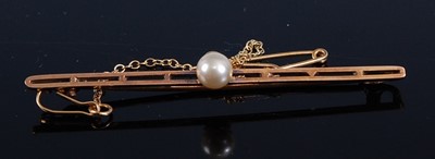 Lot 320 - A yellow metal simulated pearl bar brooch, the...