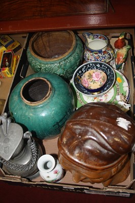Lot 85 - A box of various ceramics and metalware to...