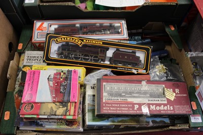 Lot 514 - A box of loose 00 gauge rolling stock,...