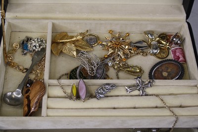 Lot 292 - A leather clad jewellery box and contents, to...