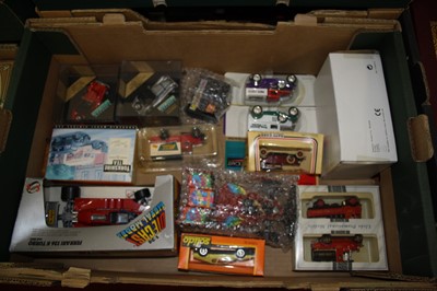 Lot 593 - A box of assorted modern issue diecast to...