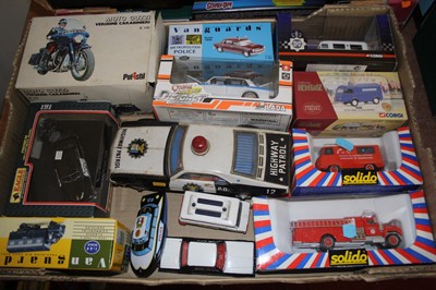 Lot 598 - A box of assorted modern issue diecast to...