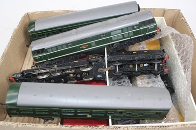 Lot 465 - Sundry loose 00 gauge rolling stock to include...