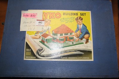 Lot 482 - A circa 1950s Bayko building set No. 3...