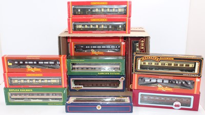 Lot 715 - Large box of twenty-one bogie coaches...