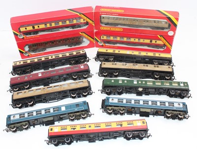 Lot 717 - Approx thirty-two 00 gauge bogie coaches (of...