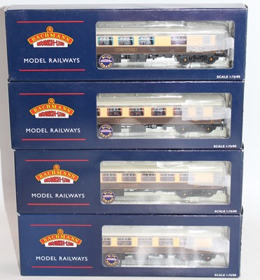 Lot 737 - Four Bachmann Pullman Mk1 BR coaches, with...