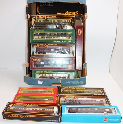 Lot 739 - Tray of 19 bogie coaches, assorted types by...