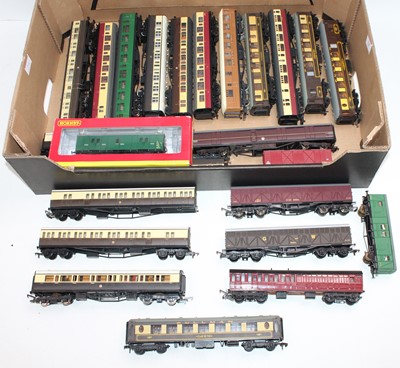 Lot 756 - Large tray containing 19 unboxed bogie coaches,...