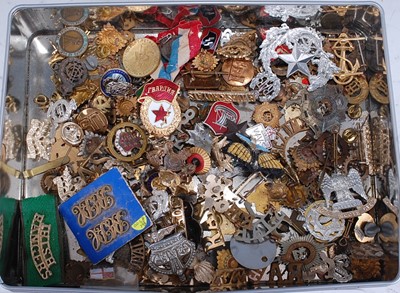 Lot 191 - A large collection of cap badges, collar...