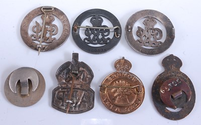 Lot 99 - A collection of various badges to include 3...