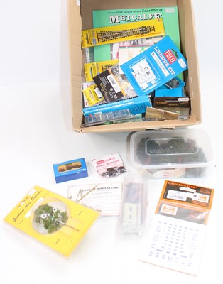 Lot 768 - N gauge accessories including 8 assorted...