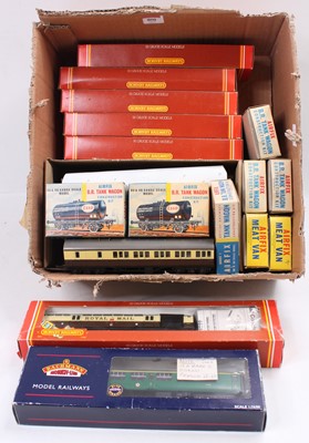 Lot 800 - Seven boxed and nine unboxed coaches/Siphon...