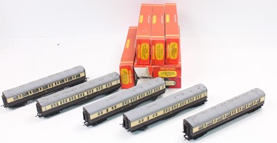 Lot 421 - Twelve Hornby GWR brown & cream bogie coaches...