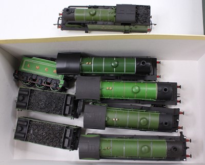 Lot 430 - Four Hornby & one Airfix LNER green locos:...