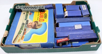 Lot 695 - Tray containing a collection of Hornby Dublo...