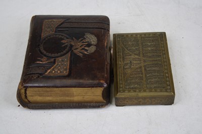 Lot 101 - A box of various items to include a Victorian...