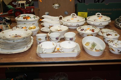 Lot 175 - A collection of Royal Worcester dinner wares,...