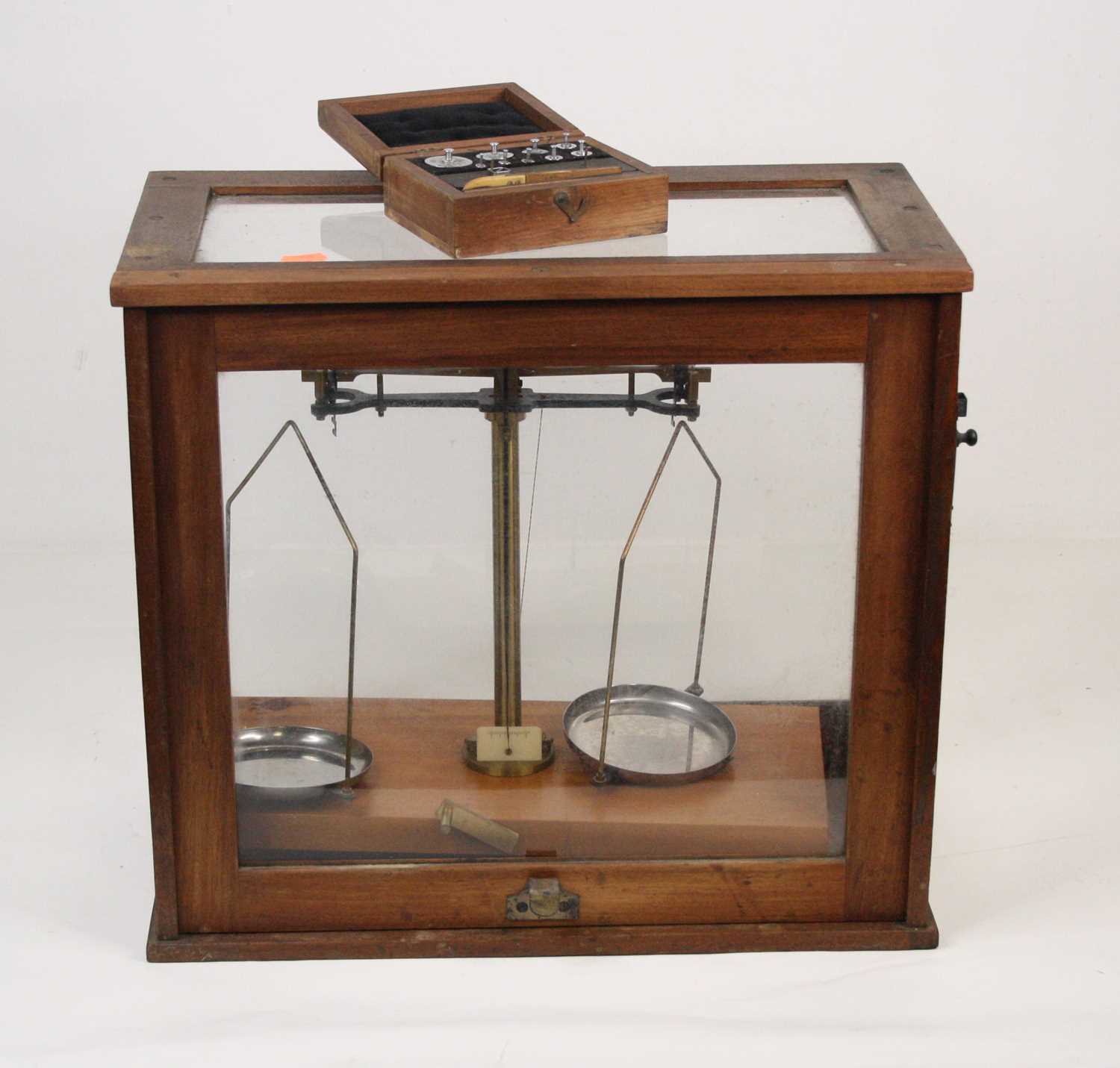 Lot 187 - An early 20th century cased set of balance...