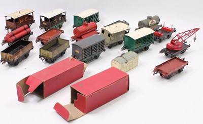 Lot 264 - Tray of 18 assorted Hornby 4-wheel wagons. Pre...