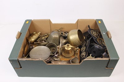 Lot 425 - A box of miscellaneous metalwares to include...