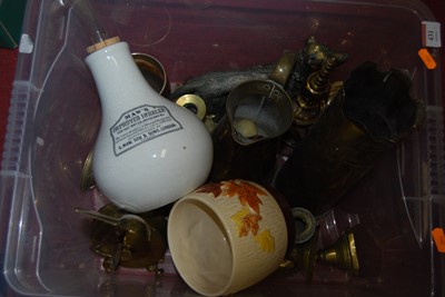 Lot 431 - A box of miscellaneous items to include brass...