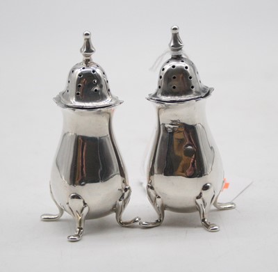 Lot 475 - A pair of George V silver pedestal pepperettes