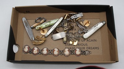 Lot 485 - A small collection of miscellaneous items, to...