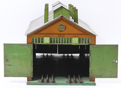 Lot 274 - 1935-41 Hornby No.E2E engine shed, green base,...