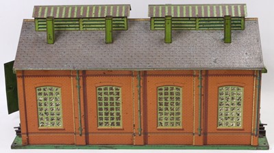 Lot 274 - 1935-41 Hornby No.E2E engine shed, green base,...