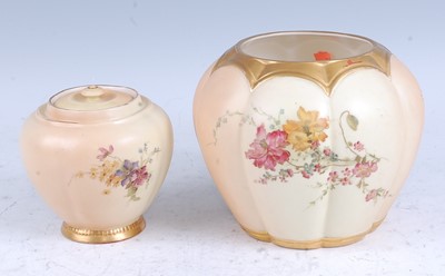 Lot 2082 - A 1908 Royal Worcester porcelain jar and cover,...