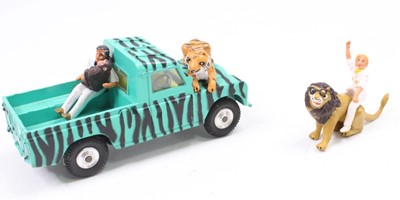 Lot 1599 - Corgi Toys Gift Set 7 Daktari Land Rover -...