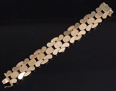Lot 269 - A mid-20th century 18 carat gold chunky...