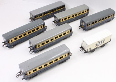 Lot 319 - Six Hornby France bogie coaches: Four Pullman...