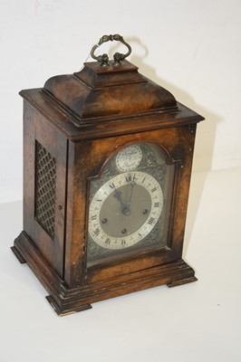 Lot 28 - A 20th century walnut cased bracket clock, the...