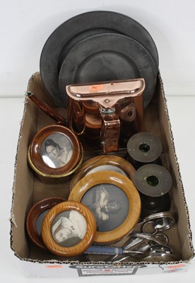 Lot 84 - A box of miscellaneous items to include a...