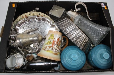 Lot 105 - A box of various ceramics and metalwares to...